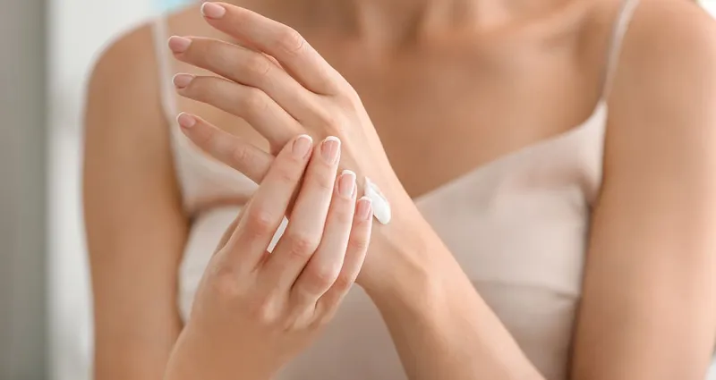 mains-seches-5-astuces-pour-en-finir