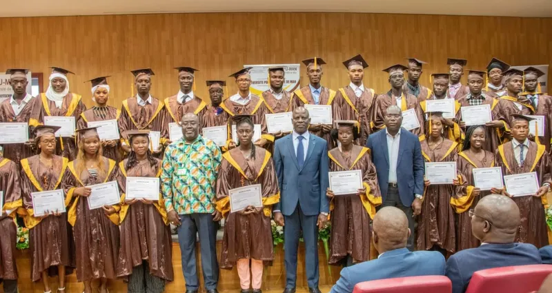 enseignement-superieur-des-etudiants-de-l-universite-de-man-recoivent-leur-diplome-adama-diawara-s-en-felicite