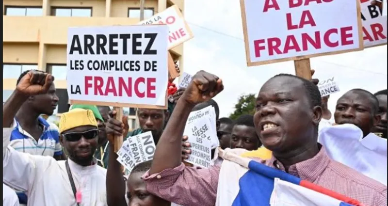 manifestations-antifrancaises-au-burkina-l-ambassade-de-france-reclame-la-rescousse-des-forces-de-securite-du-pays