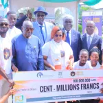 adjame-emploi-des-jeunes-les-500-beneficiaires-du-projet-communal-ont-recu-un-cheque-de-100-millions-de-fcfa