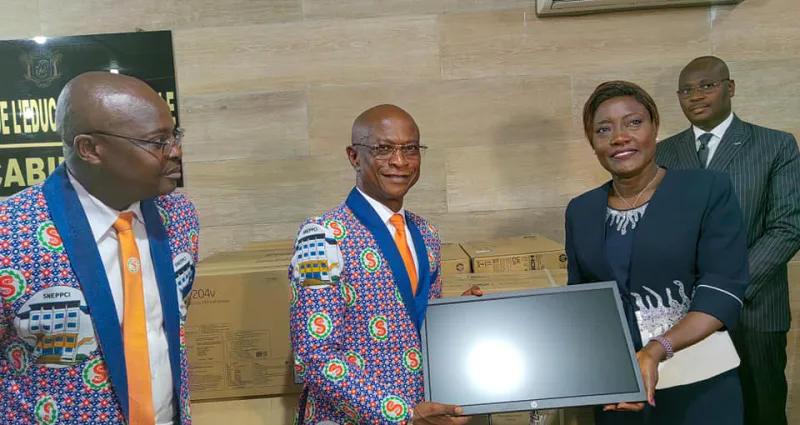 enseignement-primaire-la-ministre-mariatou-kone-dote-le-syndicat-national-de-materiels-informatiques