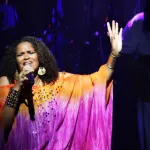 concert-jocelyne-beroard-en-mode-colle-serre-avec-son-public-abidjanais