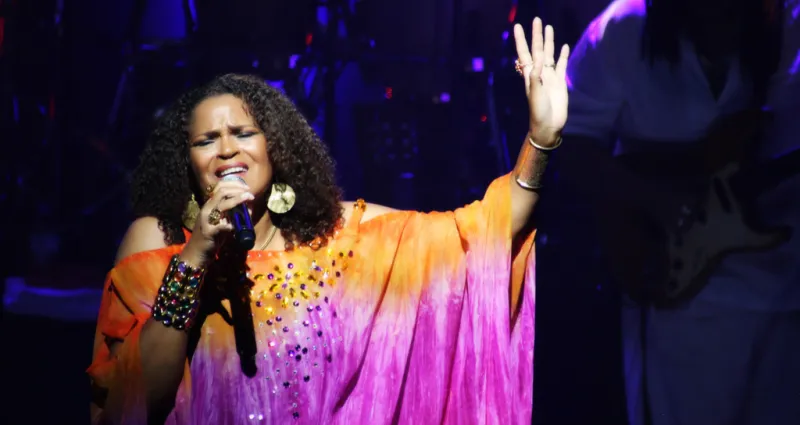 concert-jocelyne-beroard-en-mode-colle-serre-avec-son-public-abidjanais