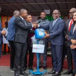 cote-d-ivoire-une-firme-offre-des-equipements-sanitaires-de-pointe-a-plusieurs-chu-et-centres-de-sante