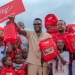 caravane-de-solidarite-une-entreprise-de-telephonie-fait-des-dons-aux-enfants-du-village-enfants-sos-d-abobo