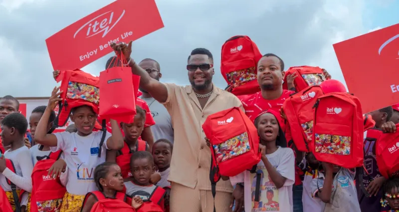 caravane-de-solidarite-une-entreprise-de-telephonie-fait-des-dons-aux-enfants-du-village-enfants-sos-d-abobo