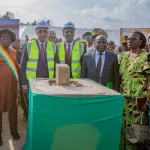 yakasse-attobrou-patrick-achi-lance-les-travaux-de-construction-de-40-marches-de-proximite