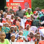 celebration-de-la-noel-2022-le-ministre-laurent-tchagba-comble-de-cadeaux-les-enfants-orphelins-des-eaux-et-forets