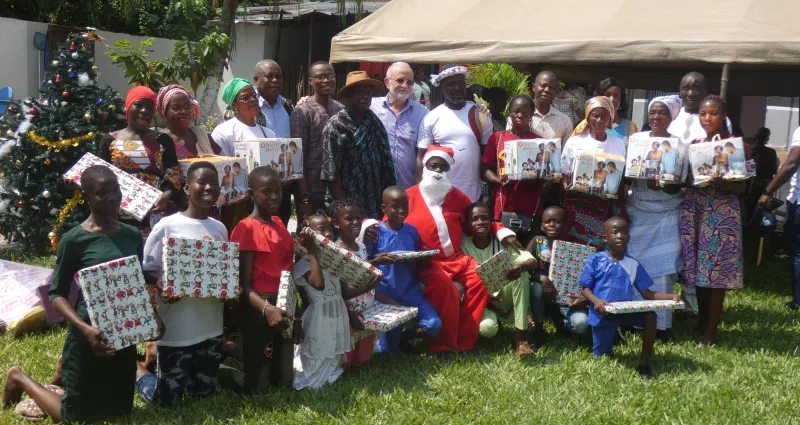 arbre-de-noel-2022-la-fondation-afrique-soleil-offre-plus-de-300-cadeaux-aux-enfants-de-tiassale