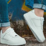 entretien-de-chaussures-nettoyer-ses-semelles-blanches-pour-les-rendre-comme-neuves