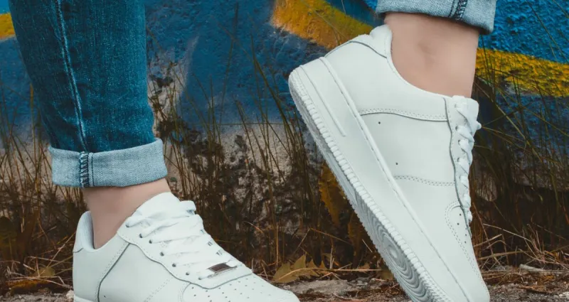 entretien-de-chaussures-nettoyer-ses-semelles-blanches-pour-les-rendre-comme-neuves