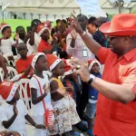 noel-du-soleil-le-depute-maire-emmou-sylvestre-distribue-20-000-cadeaux-aux-enfants-de-port-bouet