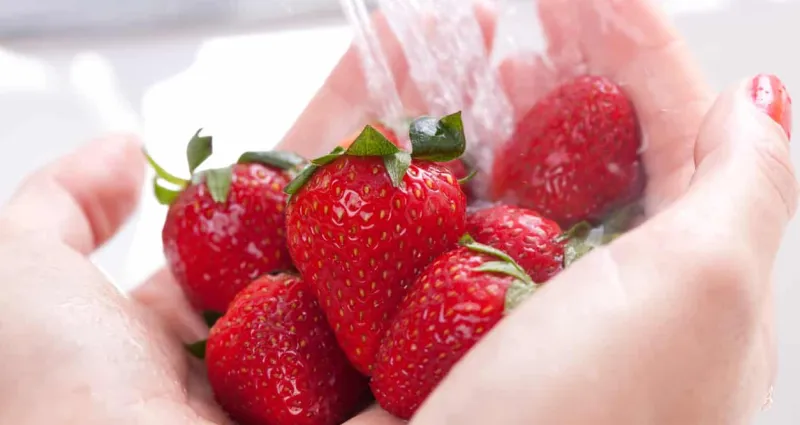 astuces-cuisines-mieux-nettoyer-les-fraises-bourrees-de-pesticides