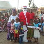 arbre-de-noel-a-port-bouet-l-honorable-yeo-fozie-cadeaute-de-nombreux-enfants