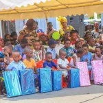 arbre-de-noel-a-koumassi-cisse-bacongo-offre-plus-de-10-00-cadeaux-aux-enfants-des-17-quartiers-de-la-commune