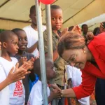 2eme-edition-de-noel-magique-nasseneba-toure-offre-des-cadeaux-a-2000-enfants