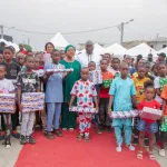 arbre-de-noel-2022-a-attecoube-le-ministre-laurent-tchagba-offre-des-cadeaux-a-2-000-enfants