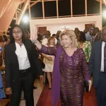 commemoration-de-la-noel-la-premiere-dame-prie-avec-les-fideles-catholiques-d-assinie-mafia