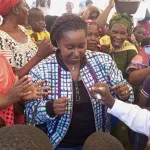 fete-de-noel-linda-diplo-communie-avec-les-enfants-de-grand-bassam-de-nombreux-cadeau-distribues