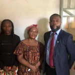 solidarite-ange-patrick-anaky-vice-president-lider-reconforte-les-enfants-et-la-mere-de-pulcherie-gbalet
