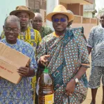 fetes-de-fin-d-annee-le-chef-du-village-d-akouai-agban-a-offert-des-kits-alimentaires-a-la-population