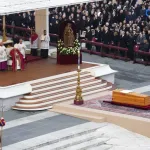 benoit-xvi-dernier-hommage-du-pape-francois-a-son-predecesseur-devant-des-milliers-de-fideles