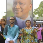 action-sociale-fally-ipupa-prend-part-a-une-distribution-de-vivres-et-non-vivres-a-abobo