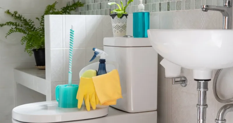 entretien-de-douche-5-astuces-naturelles-pour-une-salle-de-bains-qui-sent-bon