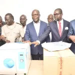 chr-d-agboville-le-ministre-pierre-dimba-receptionne-des-materiels-medicaux-pour-le-service-d-ophtalmologie