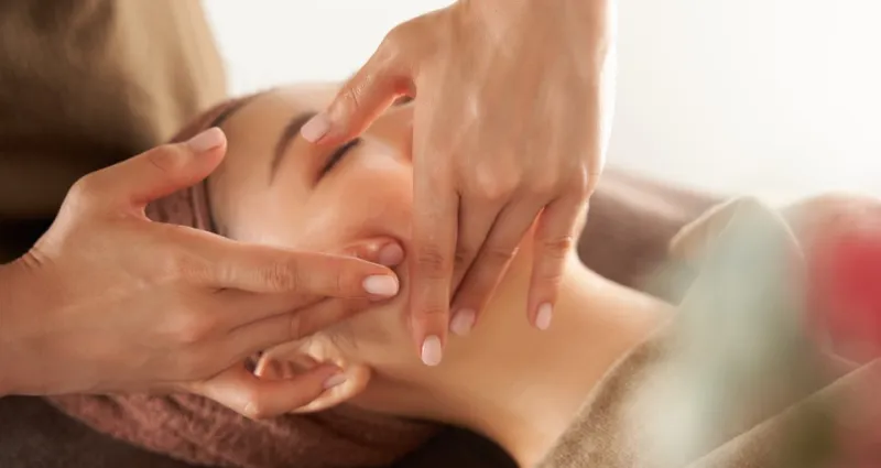 massage-anti-age-les-bienfaits-des-massages-faciaux