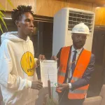 affaire-dj-congelateur-un-serviteur-de-dieu-offre-un-terrain-de-500m2-a-manaja-confirme