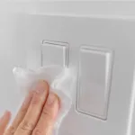 entretien-interieure-3-astuces-pour-nettoyer-un-interrupteur-et-le-rendre-comme-neuf