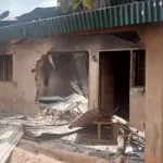 crise-de-chefferie-a-ahorosso-plusieurs-maisons-pillees-et-incendiees-un-militaire-arrete-et-jete-en-prison
