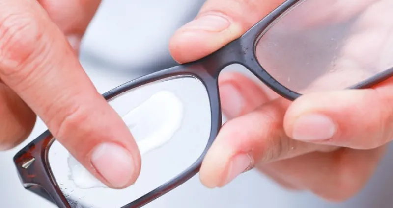 entretien-de-lunette-3-astuces-pour-enlever-les-rayures-sur-les-lunettes