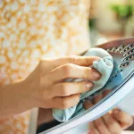 nettoyage-de-fer-a-repasser-3-astuces-pour-nettoyer-une-semelle-de-fer-a-repasser-encrassee