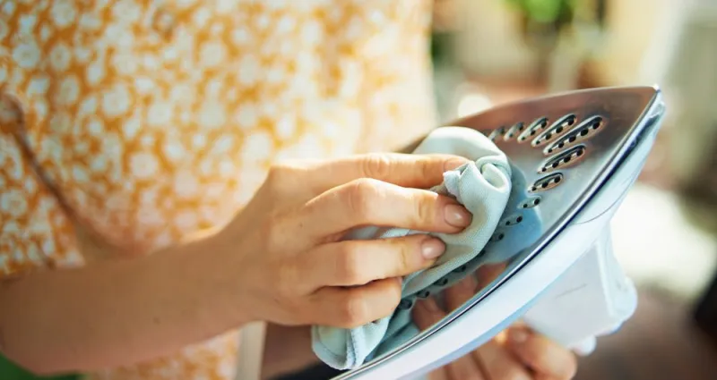 nettoyage-de-fer-a-repasser-3-astuces-pour-nettoyer-une-semelle-de-fer-a-repasser-encrassee