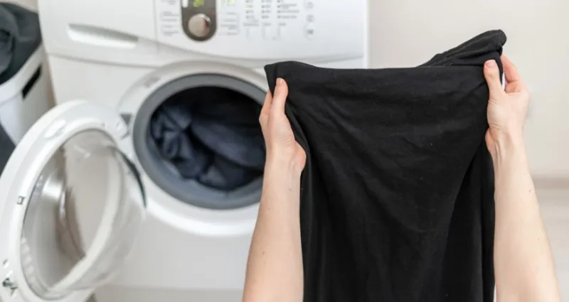 nettoyage-3-astuces-pour-raviver-le-noir-des-vetements-avec-des-ingredients-naturels-efficaces