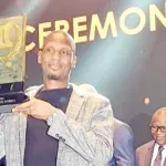 ebony-2022-raphael-tanoh-sur-le-podium-du-meilleur-journaliste