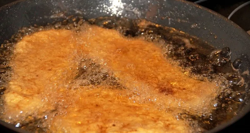 cuisine-2-astuces-imparables-contre-les-eclaboussures-de-votre-poele