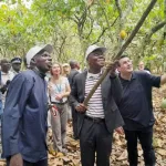 lutte-contre-le-travail-des-enfants-le-dg-de-l-oit-gilbert-houngbo-en-visite-terrain-dans-l-agneby-tiassa