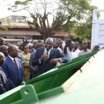 les-ministres-n-guessan-koffi-et-bouake-fofana-presentent-la-benne-a-ordure-fabriquee-par-des-eleves-ivoiriens