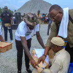 yopougon-yaossehi-nathan-wodie-kacou-diagou-offre-des-kits-alimentaires-aux-familles-demunies