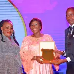 lutte-contre-les-vbg-kandia-camara-remet-un-prix-a-yamoussa-coulibaly