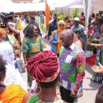 journee-internationale-de-la-femme-le-maire-de-port-bouet-communie-avec-les-femmes-et-leur-remet-des-presents