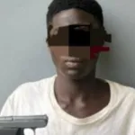 cocody-angre-un-presume-braqueur-pris-en-flagrant-delit-avec-une-arme-a-feu