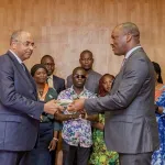 annee-de-la-jeunesse-mamadou-toure-remet-le-rapport-sur-les-consultations-nationales-a-patrick-achi