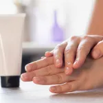 soin-de-la-main-1-masque-douceur-de-miel-pour-les-mains-seches-et-abimees