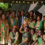 louis-habonouan-celebre-l-evenement-avec-le-personnel-feminin-du-lycee-moderne-de-port-bouet