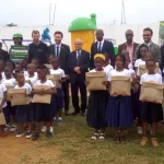 cote-d-ivoire-remise-de-300-kits-scolaires-eco-responsables-aux-eleves-d-une-ecole-primaire-a-bingerville