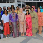 atterrissage-d-urgence-de-l-helicoptere-des-epouses-des-ambassadeurs-apportent-leur-compassion-a-kandia-camara